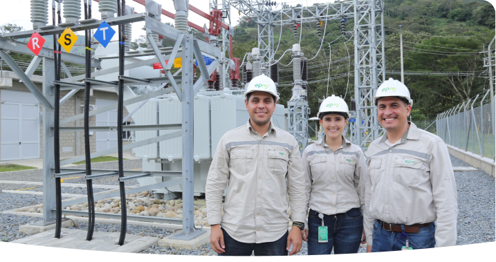 Funcionarios de EPM posan sonriendo para la foto en una planta de energía
