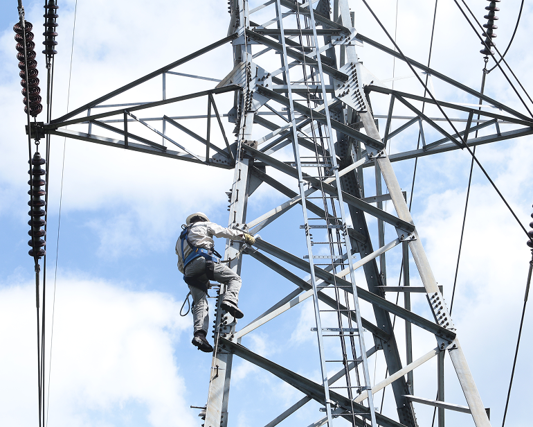 Funcionario EPM Sobre una torre de energía