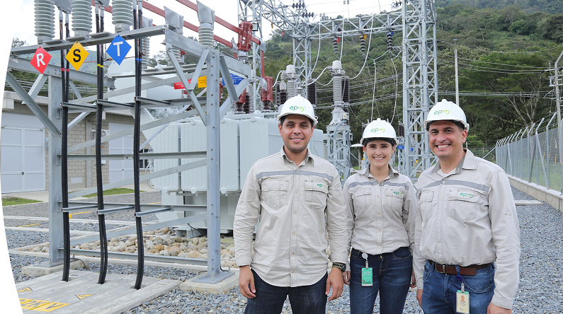 Funcionarios de EPM posan sonriendo para la foto en una planta de energía