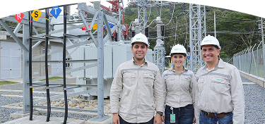 Funcionarios de EPM posan sonriendo para la foto en una planta de energía