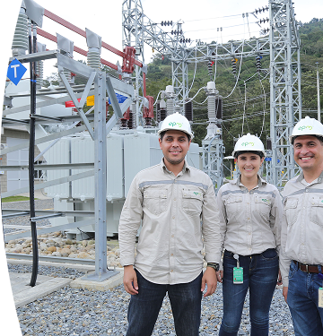 Funcionarios de EPM posan sonriendo para la foto en una planta de energía