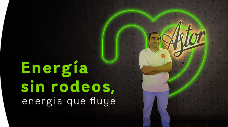 Funcionario de EPM Comercializadora junto a letrero neón con mensaje “Energía sin rodeos, energía que fluye”