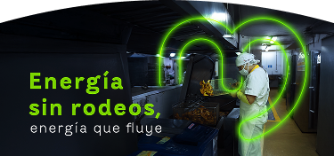 Funcionario de EPM Comercializadora trabajando en cocina industrial con gráfica neón de energía al fondo
