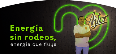 Funcionario de EPM Comercializadora junto a letrero neón con mensaje “Energía sin rodeos, energía que fluye”