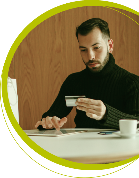 Persona pagando con tarjeta de credito por internet