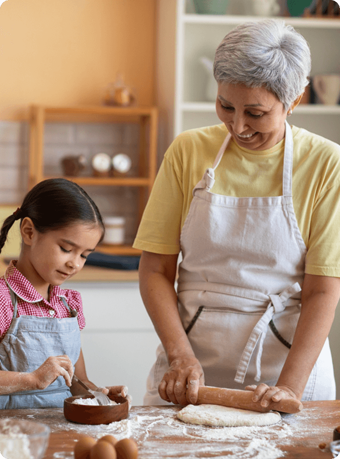  abuela y su nieta cocinando muy felices y seguras
